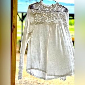 Square lace shoulder and lace sleeve-ends Cato top